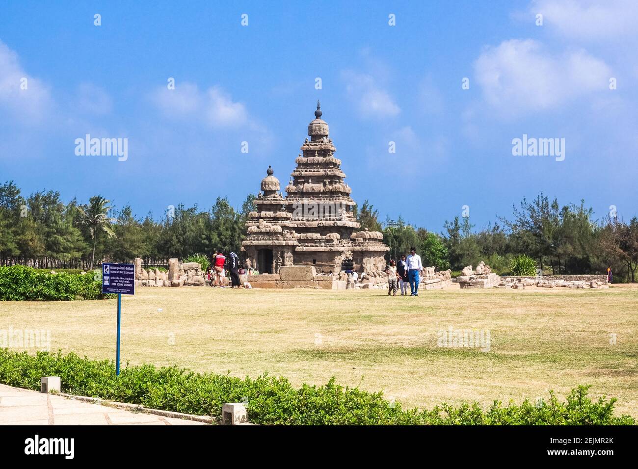 Visitatori al tempio di mare a Mahabalipuram, Tamil Nadu, India Foto Stock