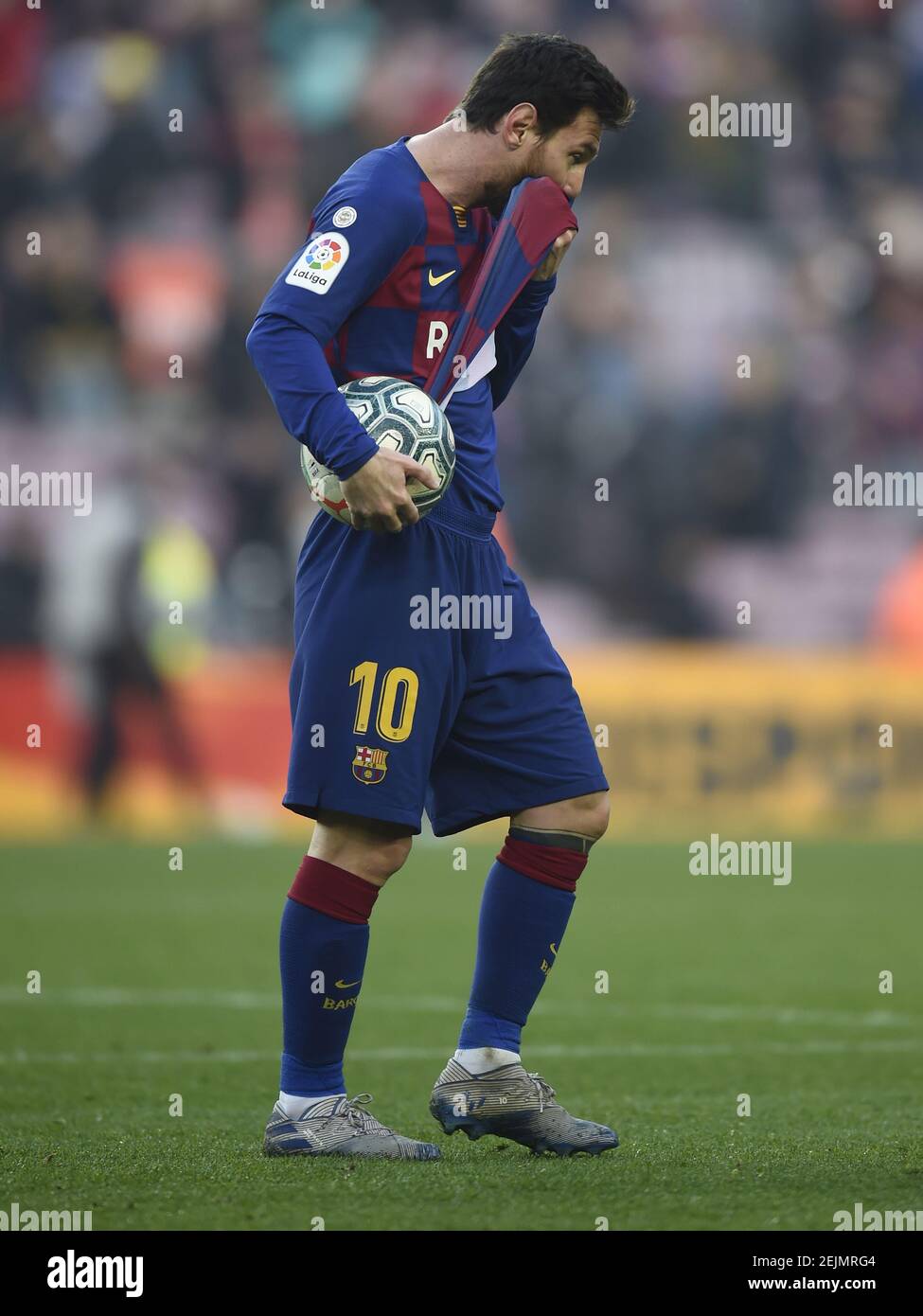 Lionel messi del FC Barcelona a tempo pieno con la palla dopo aver segnato  un trucco cappello durante la partita FC Barcelona contro SD Eibar, della  stagione LaLiga 2019/2020, data 25. Stadio