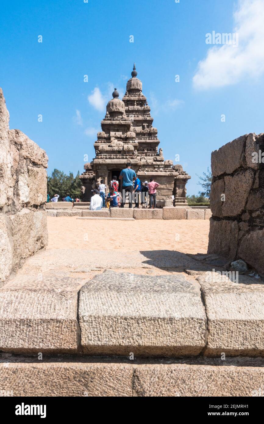 Visitatori al tempio di mare a Mahabalipuram, Tamil Nadu, India Foto Stock