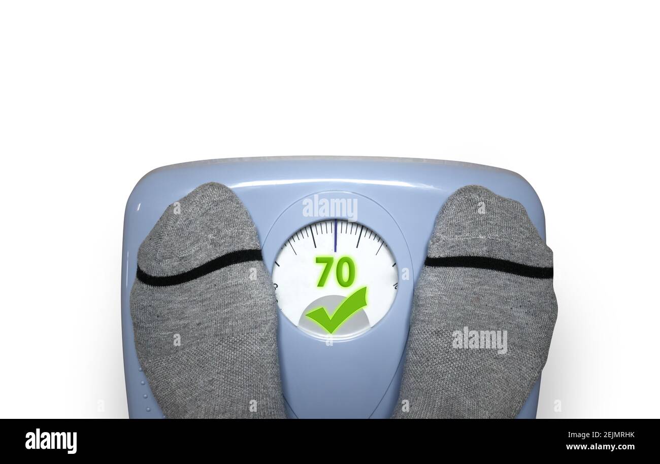 La persona controlla il suo peso con un equilibrio che mostra ok messaggio Foto Stock