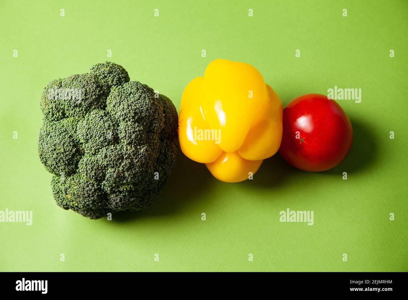 Peperone fresco maturo e pomodoro arrangiato con broccoli verdi Foto Stock