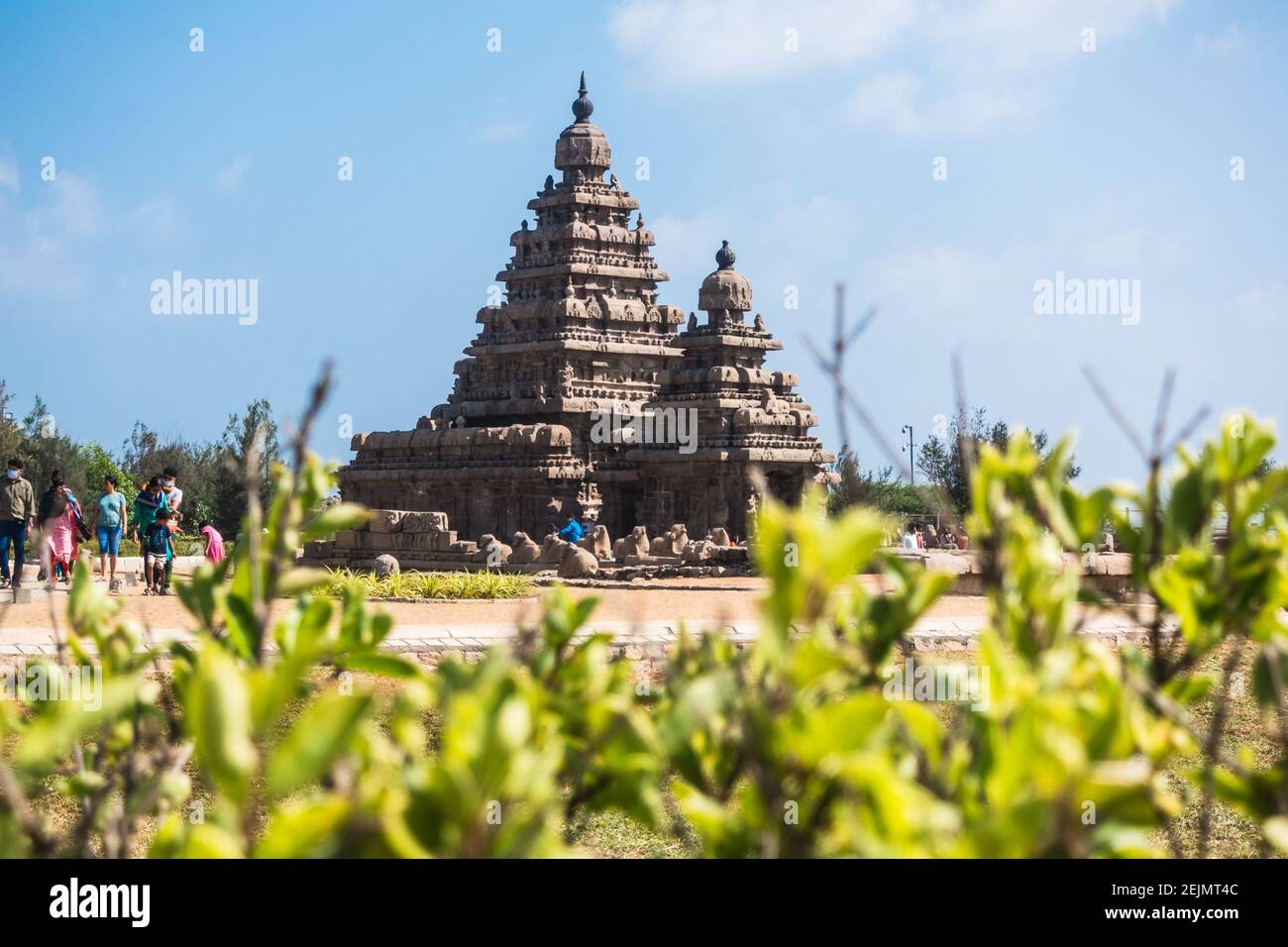 I visitatori del sito UNESCO tempio di mare a Mahabalipuram, Tamil Nadu, India Foto Stock