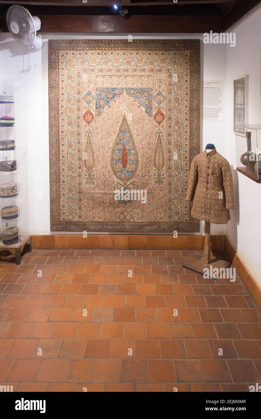 Tamil Nadu modello di architettura domestica con tetto inclinato e tegole ricurve rosse Foto Stock