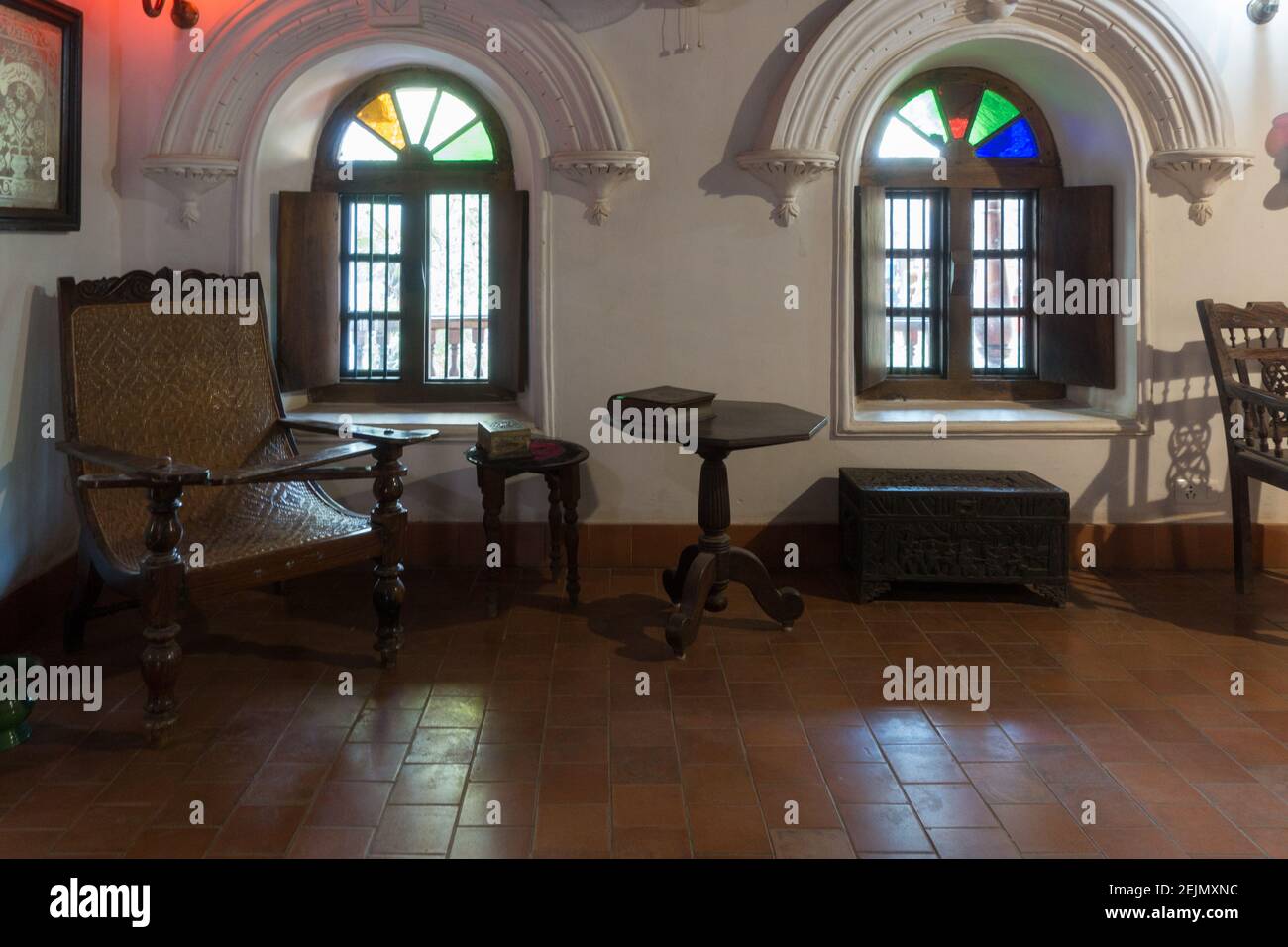 Tamil Nadu modello di architettura domestica con tetto inclinato e tegole ricurve rosse Foto Stock