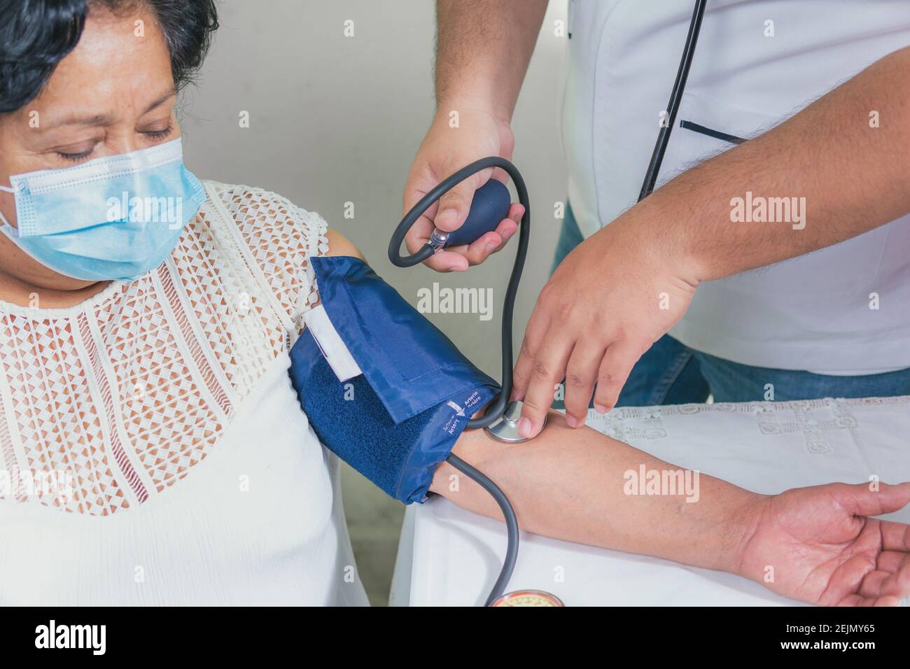 Vista del controllo della pressione sanguigna di una donna anziana Foto Stock