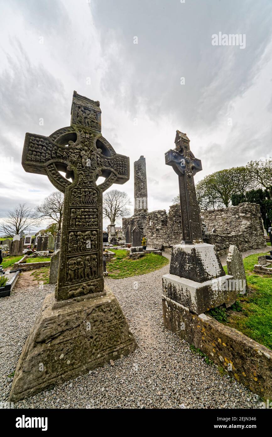 Tymullen, Irlanda. 4 maggio 2016. Monasterboice è vicino a Drogheda, ed è stato fondato nel 5 ° secolo da San Bhuithi. Foto Stock