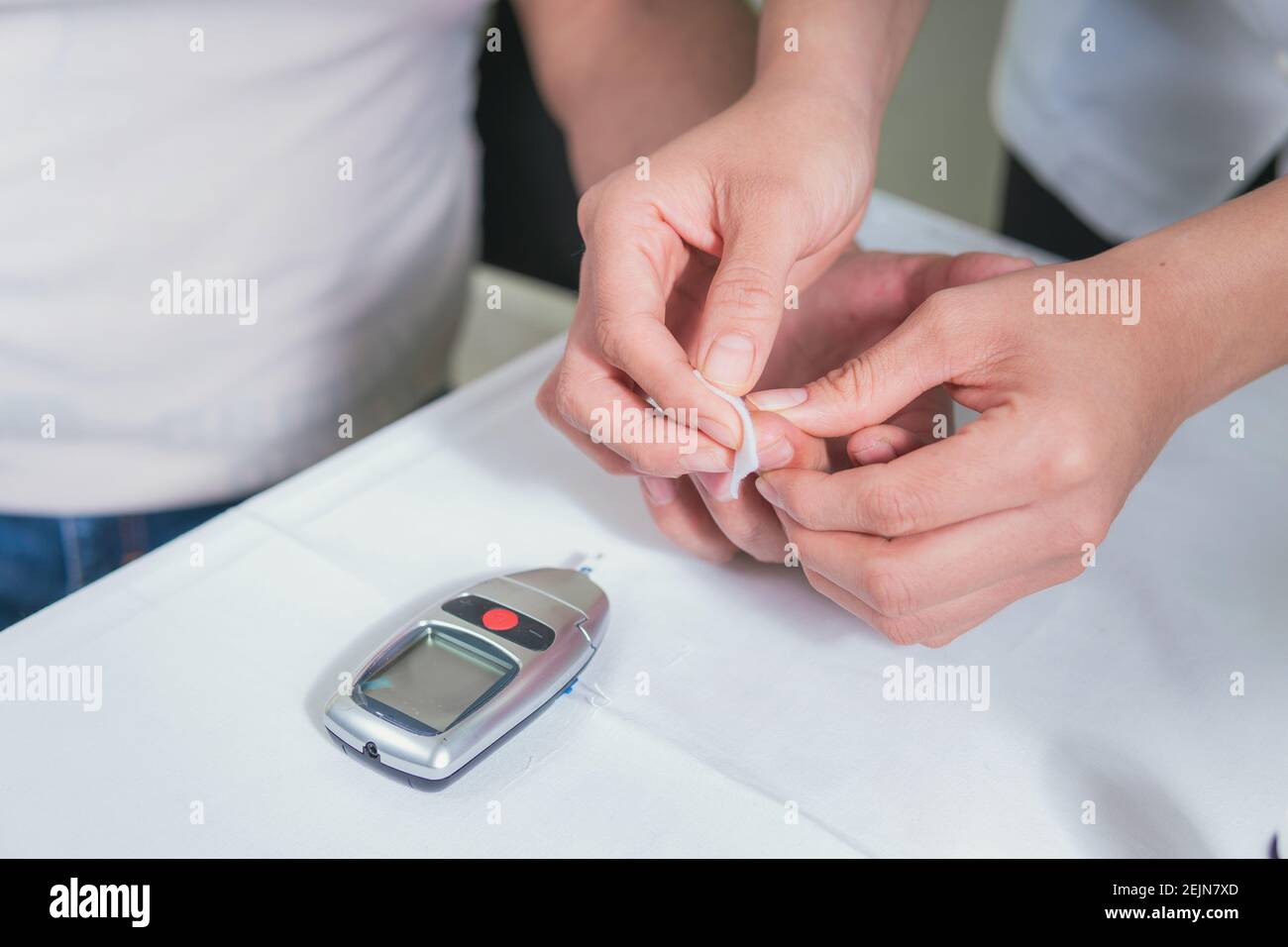 analisi dello strumento per la misurazione dei livelli di glucosio nel sangue Foto Stock