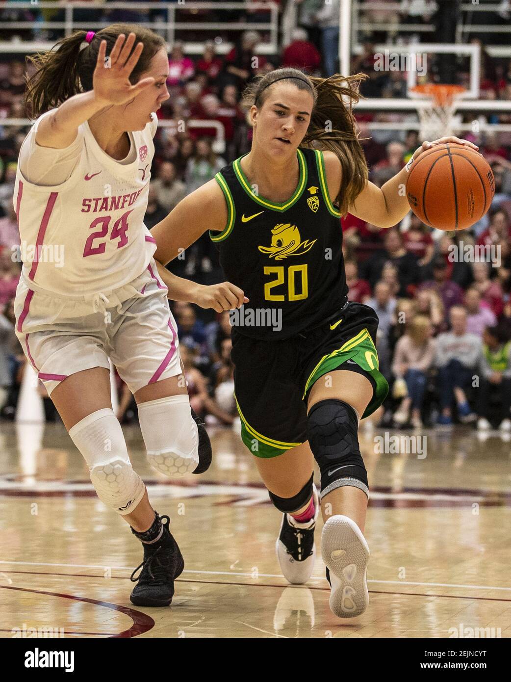 24 feb 2020 Stanford, CA, U.S.A., la guardia dei Ducks dell'Oregon Sabrina Ionescu (20) si muove verso la cima durante la partita di basket femminile dell'NCAA tra Oregon Ducks e la vittoria dello Stanford Cardinal 74-66 al Maps Pavilion Stanford, CA. Thurman James /(Foto di Thurman James/CSM/Sipa USA) Foto Stock