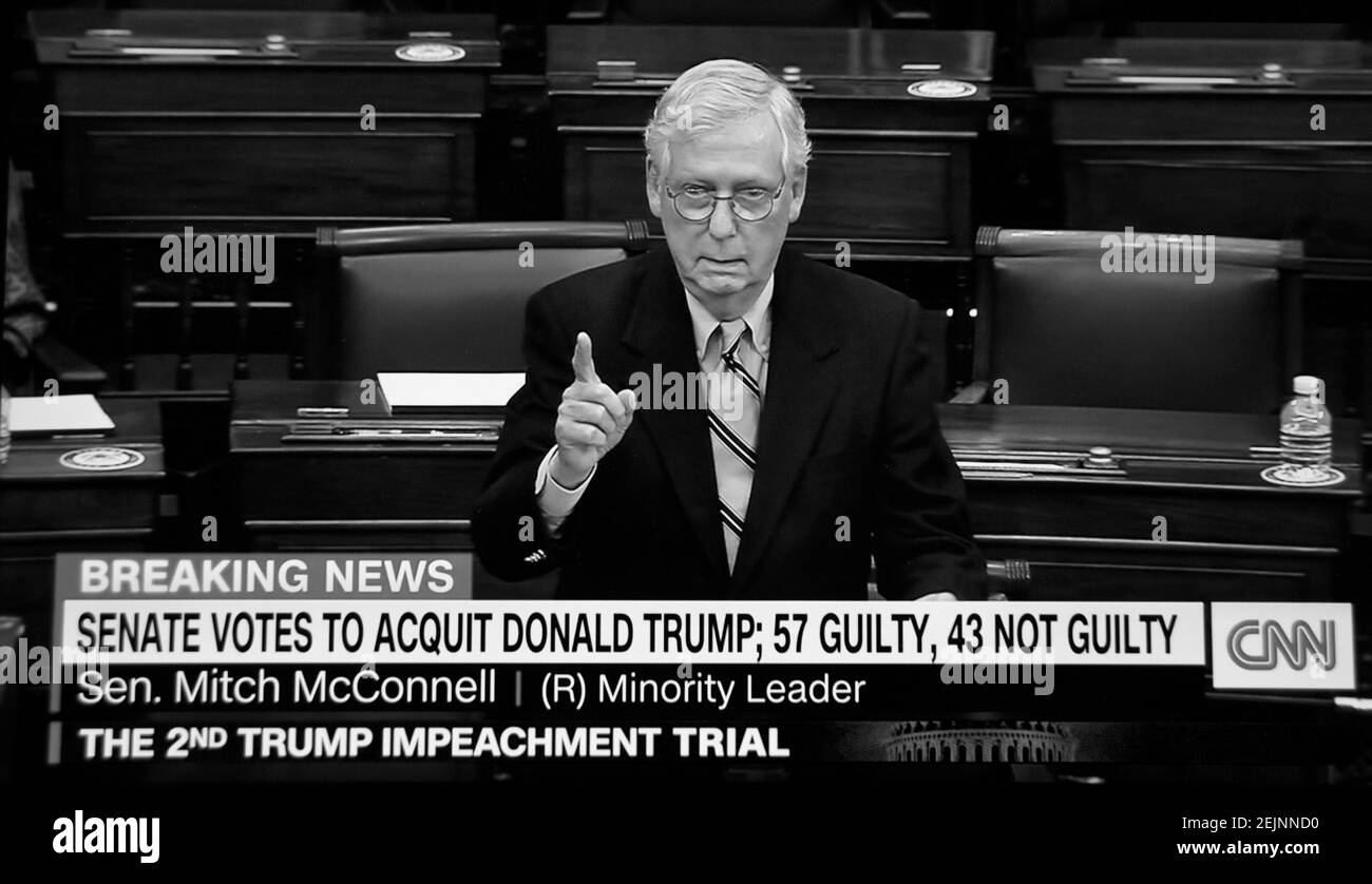 Uno screenshot TV di una trasmissione della CNN del senatore Mitch McConnell che parla dopo l'assoluzione del Senato dell'ex presidente degli Stati Uniti Donald Trump. Foto Stock