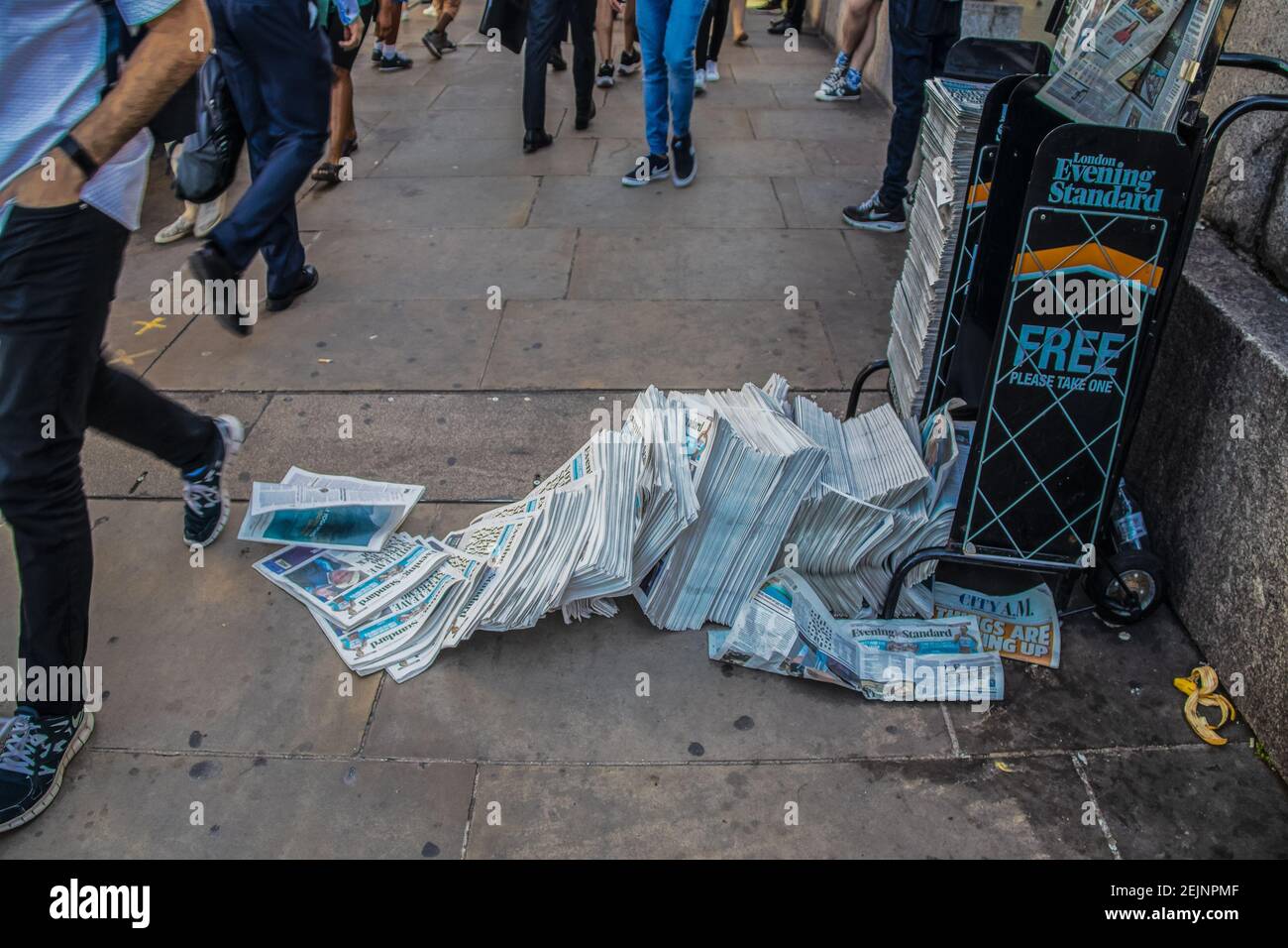 2019 07 24 Londra UK - un chiosco per la serata di Londra Standard sul marciapiede vicino al London Bridge con tutte le carte Ribaltato il giorno in cui Boris giurò Foto Stock