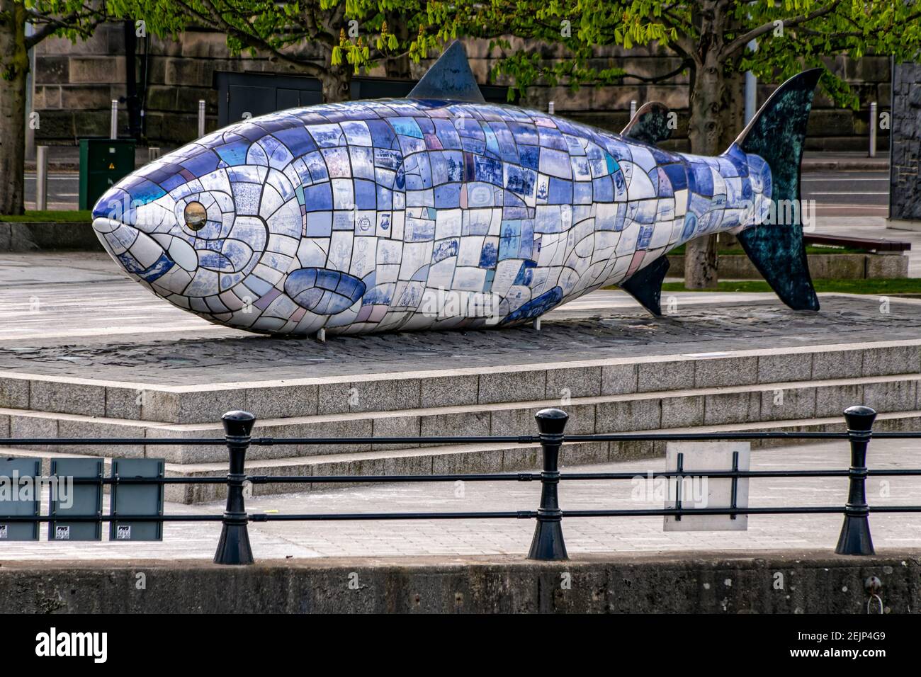 Belfast, Irlanda del Nord. 30 aprile 2016. Il Big Fish di John Kindness risale al 1999 sul Donegall Quay a Belfast. Foto Stock