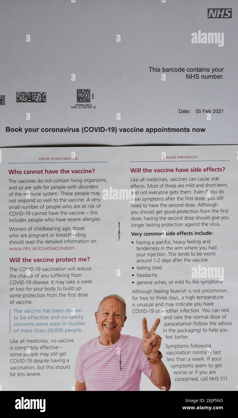 Invito e foglio illustrativo per la vaccinazione COVID-19 per gli adulti più anziani. Foto Stock