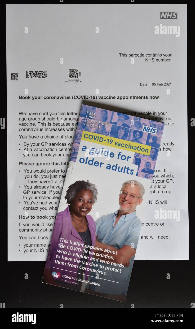 Invito e foglio illustrativo per la vaccinazione COVID-19 per gli adulti più anziani. Foto Stock
