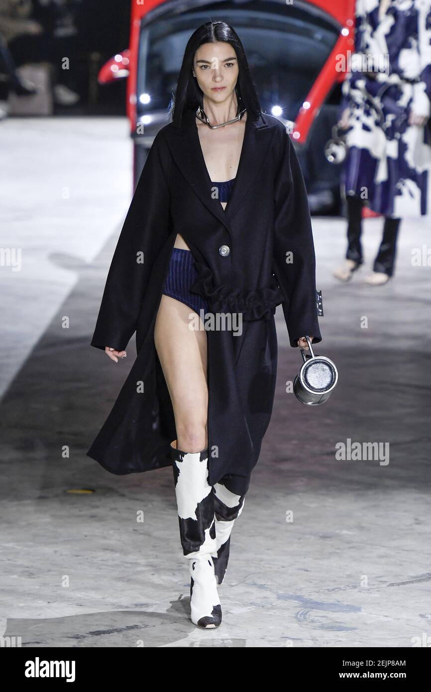 Model Mariacarla Boscono cammina sulla pista alla sfilata di moda Off White  durante l'autunno / Inverno
