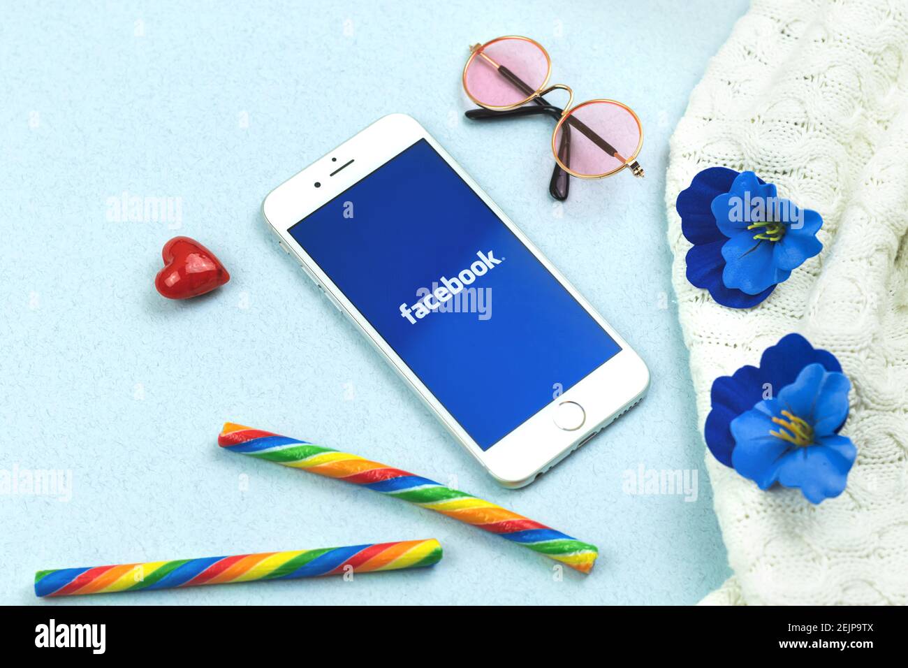 Kharkov, Ucraina - 22 febbraio 2021: App social media Facebook sullo schermo dello smartphone Apple, logo su sfondo creativo piatto, foto Foto Stock