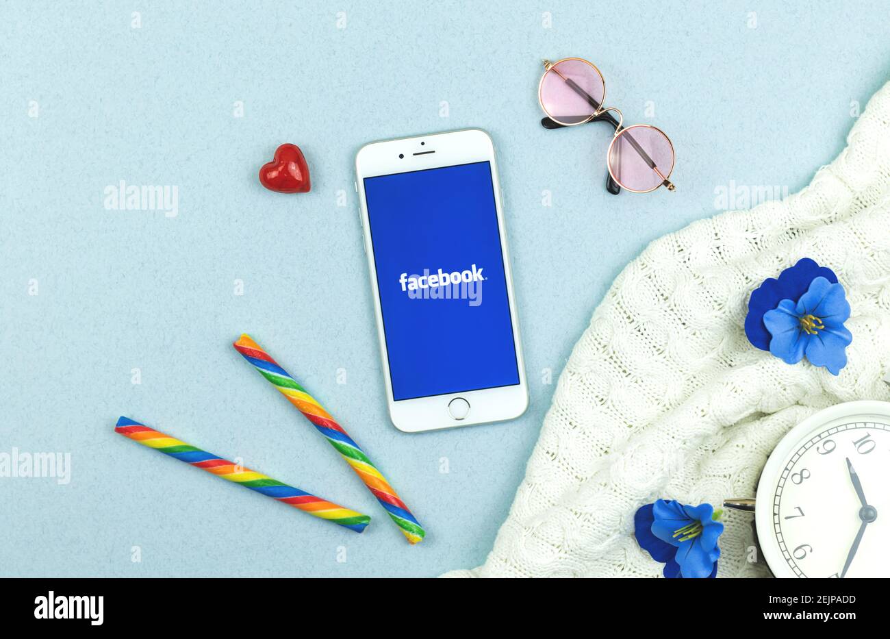 Kharkov, Ucraina - 22 febbraio 2021: Social Media Concept, applicazione facebook su Apple iPhone schermo, logotipo, colori pastello foto Foto Stock