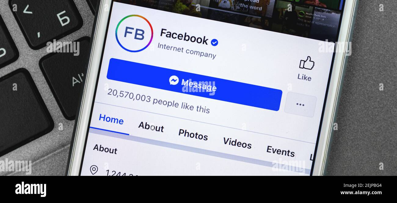 Kharkov, Ucraina - 22 febbraio 2021: Pagina ufficiale dell'app social media di Facebook in app, foto banner Foto Stock