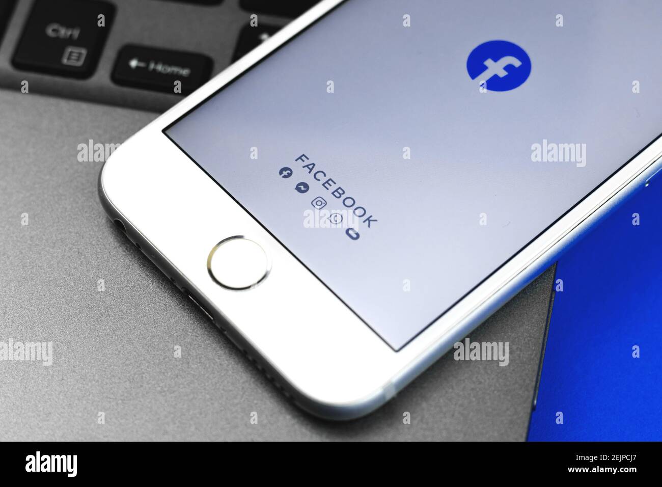 Kharkov, Ucraina - 22 Febbraio 2021: Applicazione Facebook su Apple iPhone schermo, sfondo di tastiera, foto Foto Stock