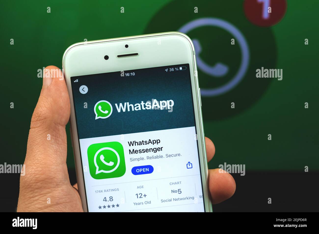 Kharkov, Ucraina - 22 febbraio 2021: Applicazione WhatsApp su smartphone Apple, sfondo del logo Whatsapp, foto Foto Stock