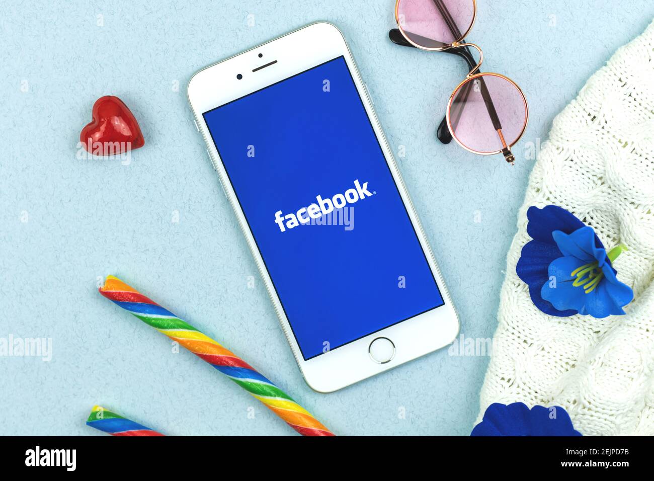 Kharkov, Ucraina - 22 febbraio 2021: Logo Facebook, app dei social media più popolari su Apple iPhone schermo, flat Lay creativo composizione foto Foto Stock