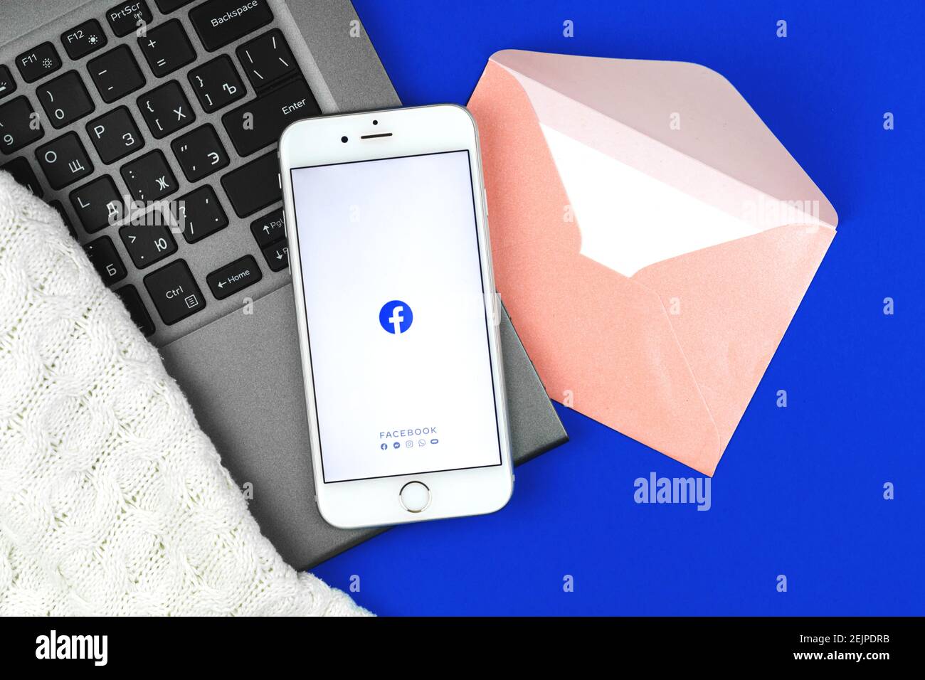 Kharkov, Ucraina - 22 febbraio 2021: Facebook social media concept sfondo, Apple iPhone schermo con logo, foto di composizione piatta Foto Stock