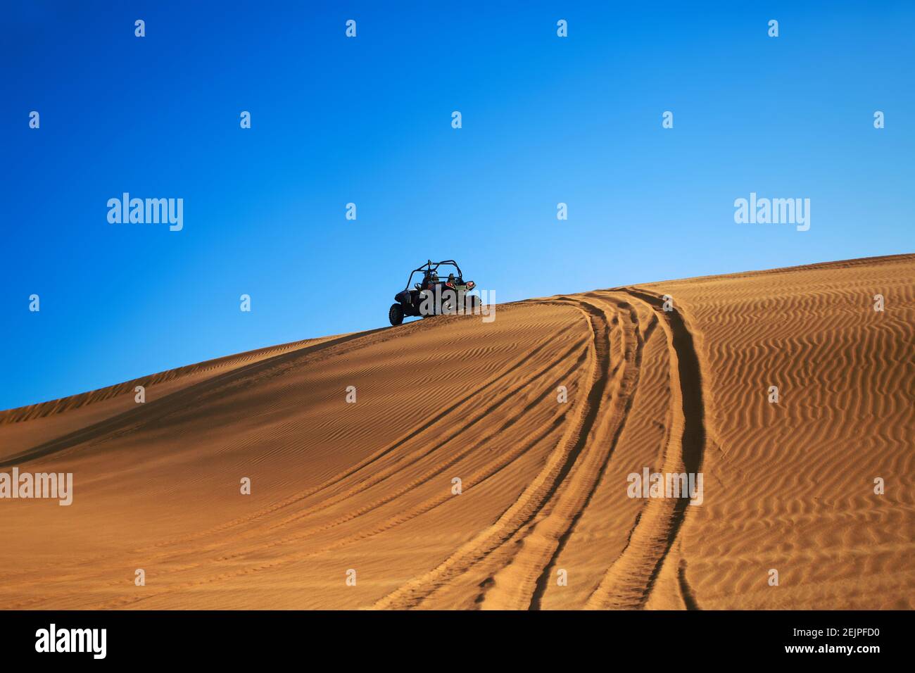 Quad buggy bike per due corse nel safari nel deserto di Dubai con ruote tracciate Foto Stock