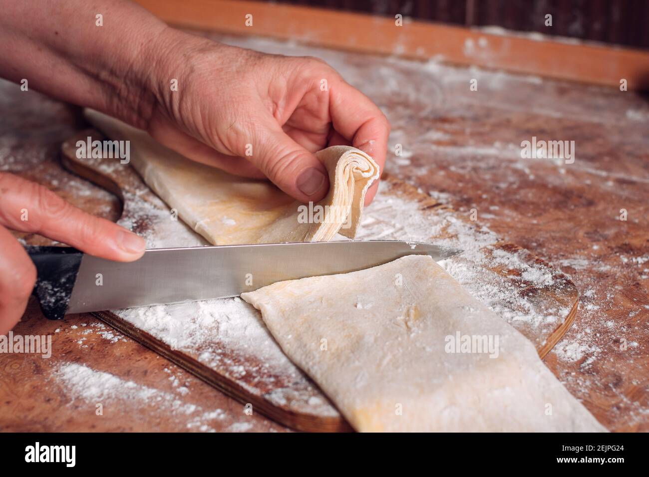 Cuocere gli spaghetti a tavola con la farina Foto Stock