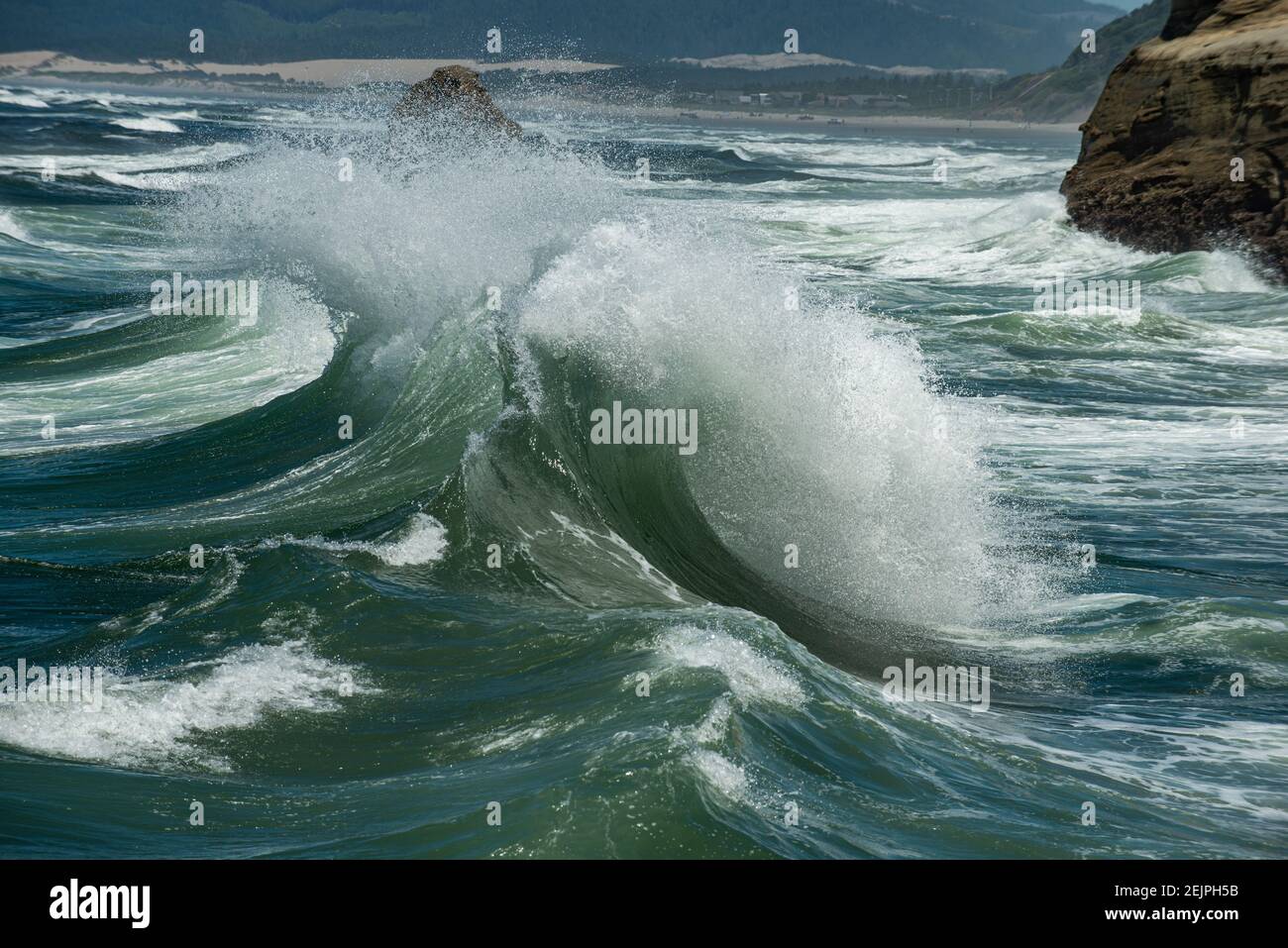 Onde che infrangono sulla costa dell'Oregon Foto Stock