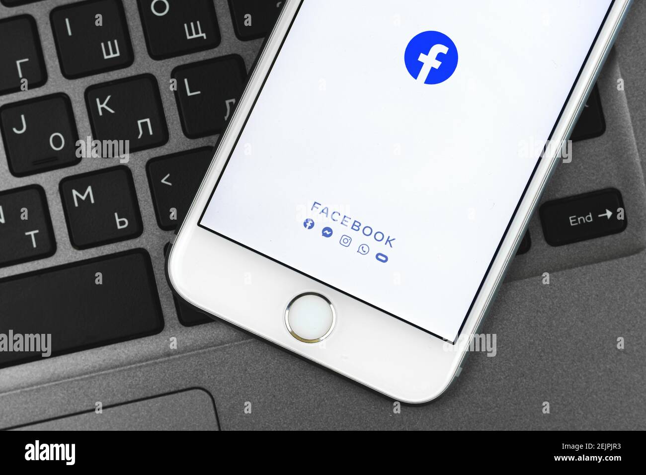 Kharkov, Ucraina - 22 Febbraio 2021: Applicazione Facebook su Apple iPhone schermo, sfondo di tastiera, foto Foto Stock