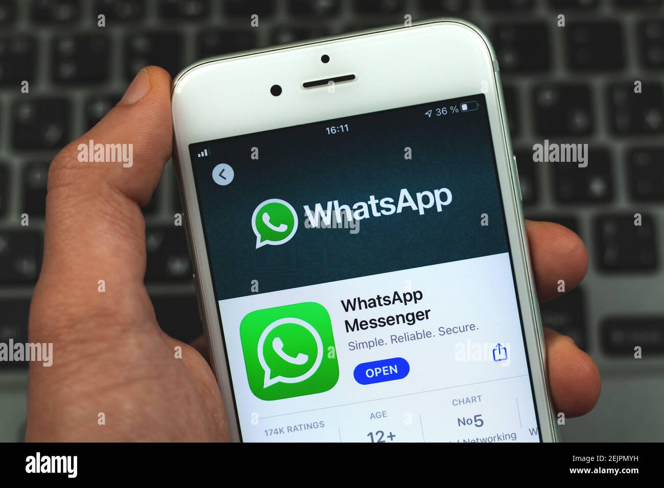 Kharkov, Ucraina - 22 febbraio 2021: Applicazione WhatsApp sullo schermo smartphone Apple, servizio Internet e foto Messenger Foto Stock