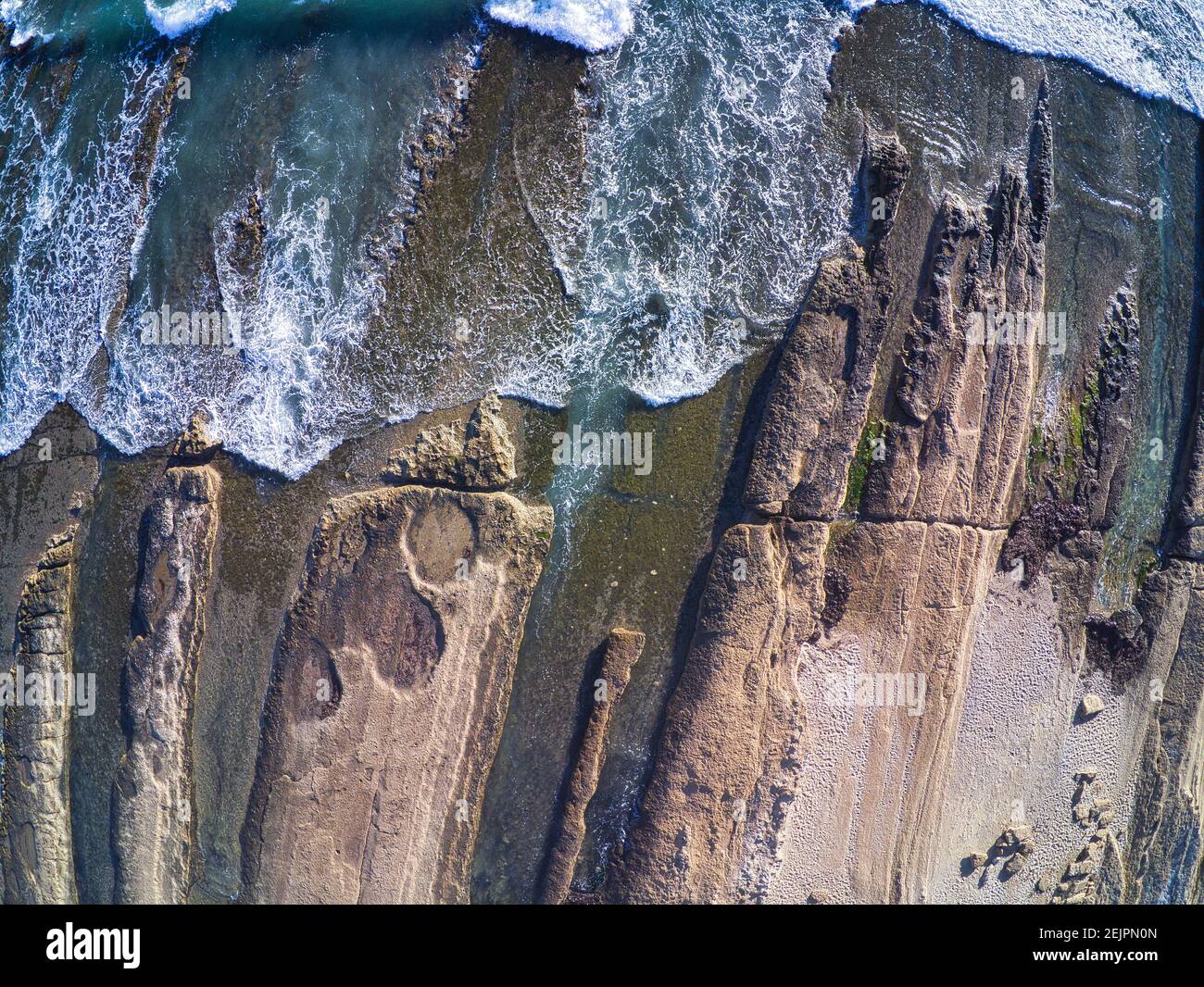 Veduta aerea del drone delle rocce della spiaggia di Cabo Huertas ad Alicante, situata nella Comunità Valenciana, Spagna. Mare e pietre Foto Stock