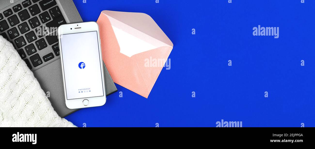 Kharkov, Ucraina - 22 febbraio 2021: Facebook social media concept sfondo, Apple iPhone schermo con logo, banner piatto, copia spazio foto Foto Stock
