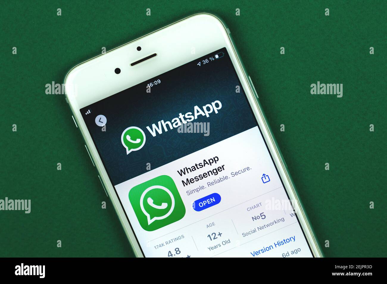 Kharkov, Ucraina - 22 febbraio 2021: Applicazione WhatsApp in app store su smartphone Apple, popolare social network foto Foto Stock