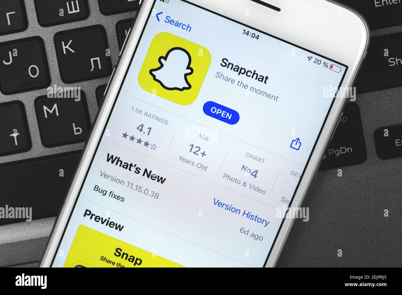 Kharkov, Ucraina - 22 febbraio 2021: Applicazione Snapchat, logo app sullo schermo dello smartphone Apple in App store, foto Foto Stock