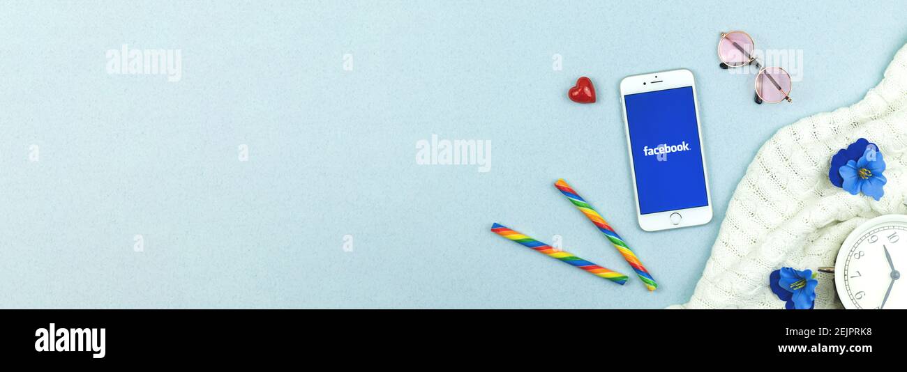 Kharkov, Ucraina - 22 febbraio 2021: Banner dell'app Facebook, logo sullo schermo di Apple iPhone, foto dello spazio di copia Foto Stock