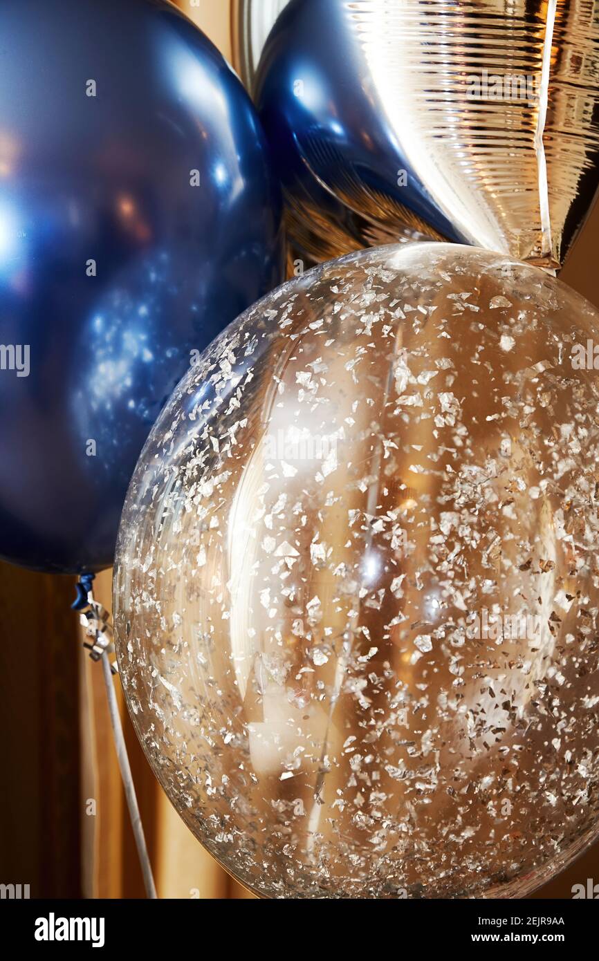 Palloncini di elio blu e argento con aria nell'evento festivo