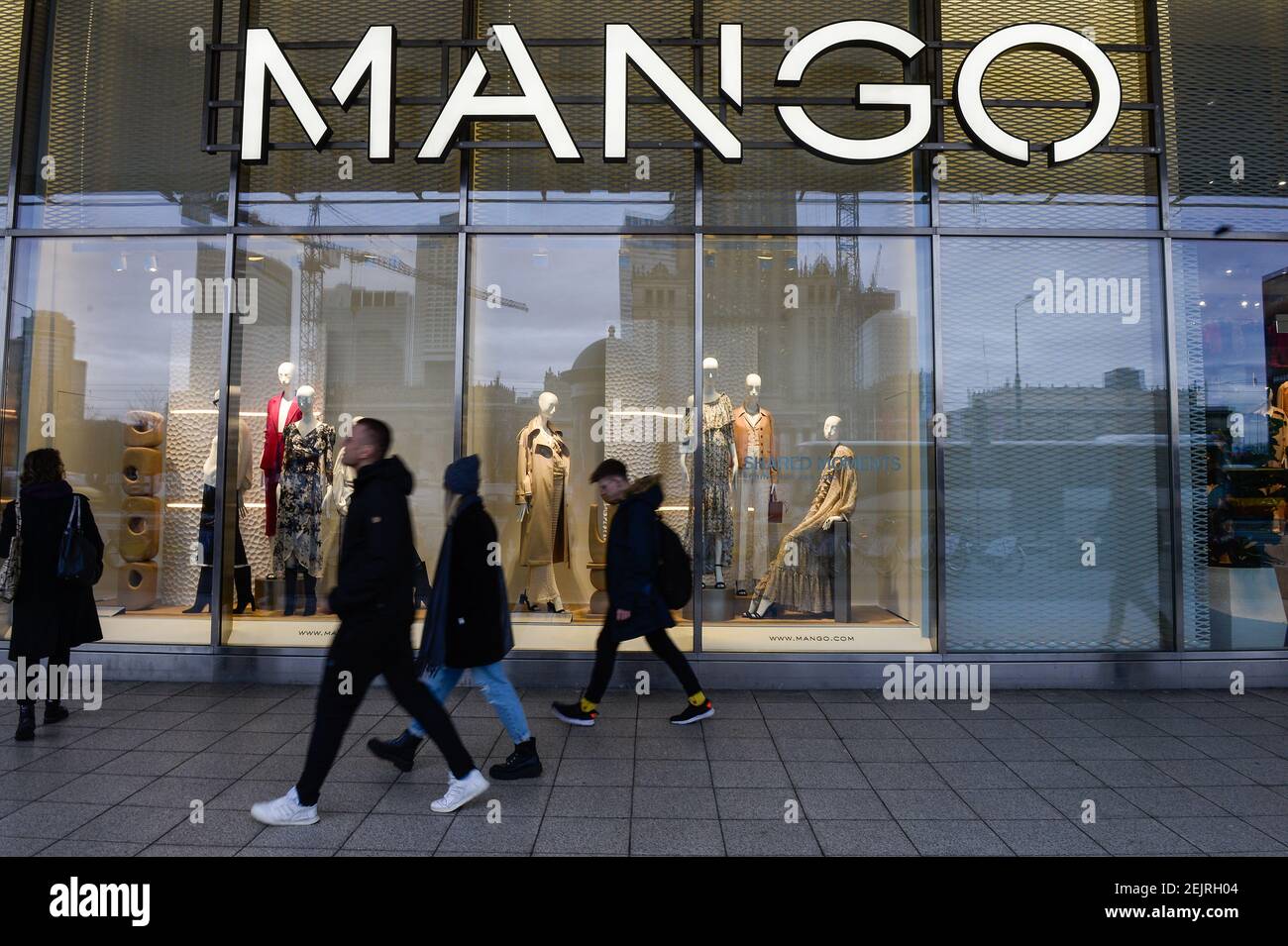 La gente passa davanti a una catena di negozi di abbigliamento spagnolo  Mango. (Foto di Omar Marques / SOPA Images/Sipa USA Foto stock - Alamy