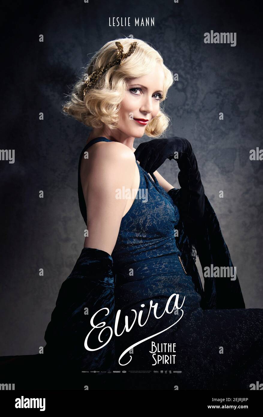 Blithe Spirit (2020) diretto da Edward Hall e interpretato da Leslie Mann come Elvira Condomine in un adattamento del palcoscenico molto amato di Noël Coward su un mezzo spiritualista ha una sedenza per uno scrittore che soffre dal blocco dello scrittore. Foto Stock