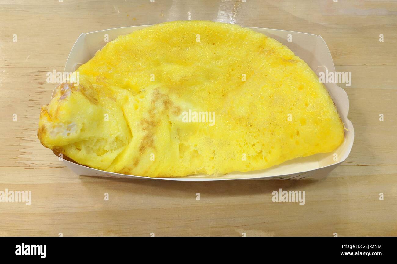 frittella di riso all'uovo sulla tazza di carta per mangiare Foto Stock