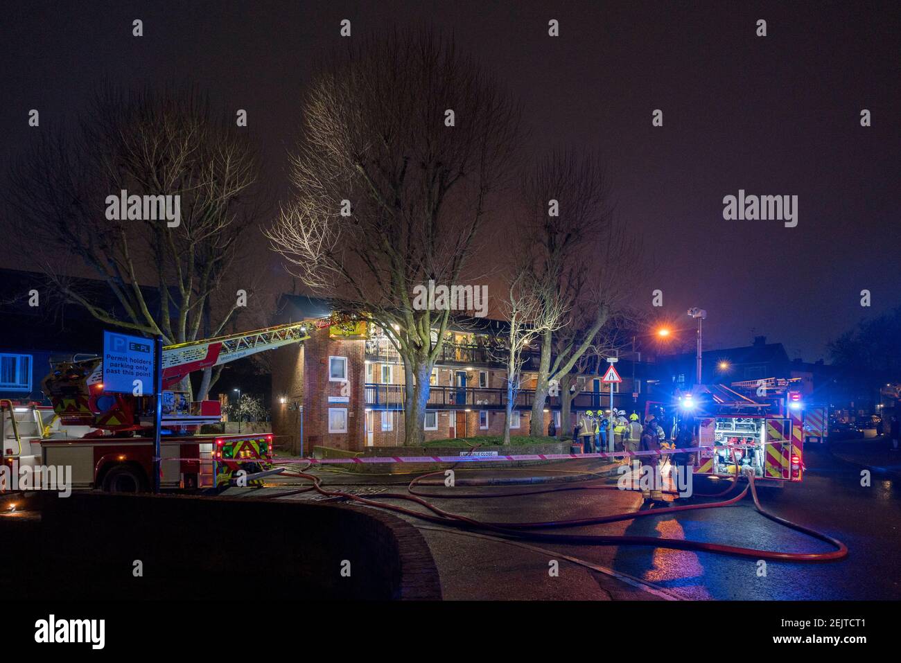 22 febbraio 2021 : molti veicoli e personale di emergenza di supporto e Firebrigage di Londra sono chiamati agli appartamenti a 45 Fielding Street, Walworth, Southwark per spegnere un incendio. Nessuno si è ritenuto gravemente ferito. Foto Stock