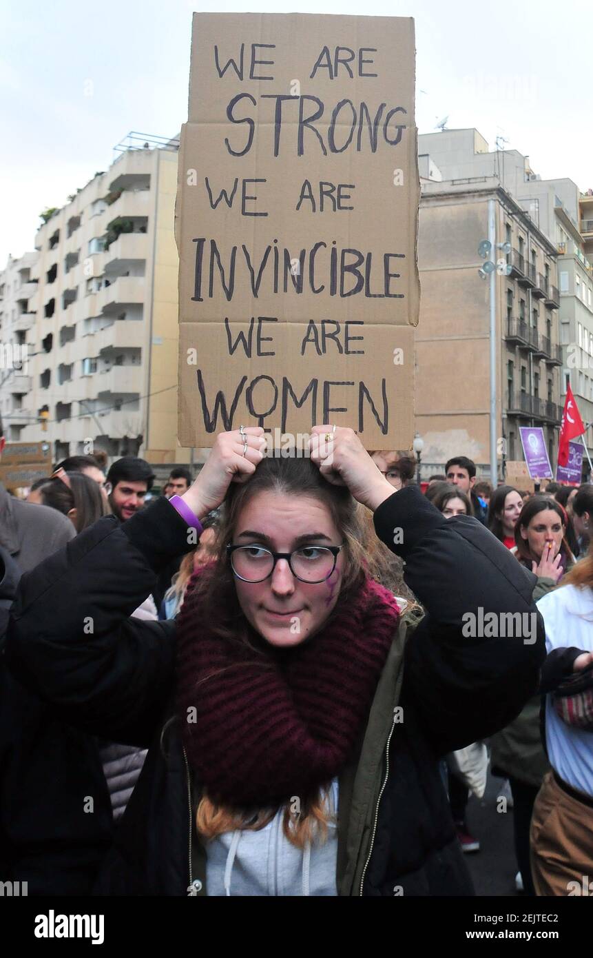 Una donna che tiene un cartello con slogan femministi durante la  manifestazione della Giornata internazionale della donna che chiede  l'uguaglianza di genere con e contro la violenza delle donne a Tarragona.  (Foto