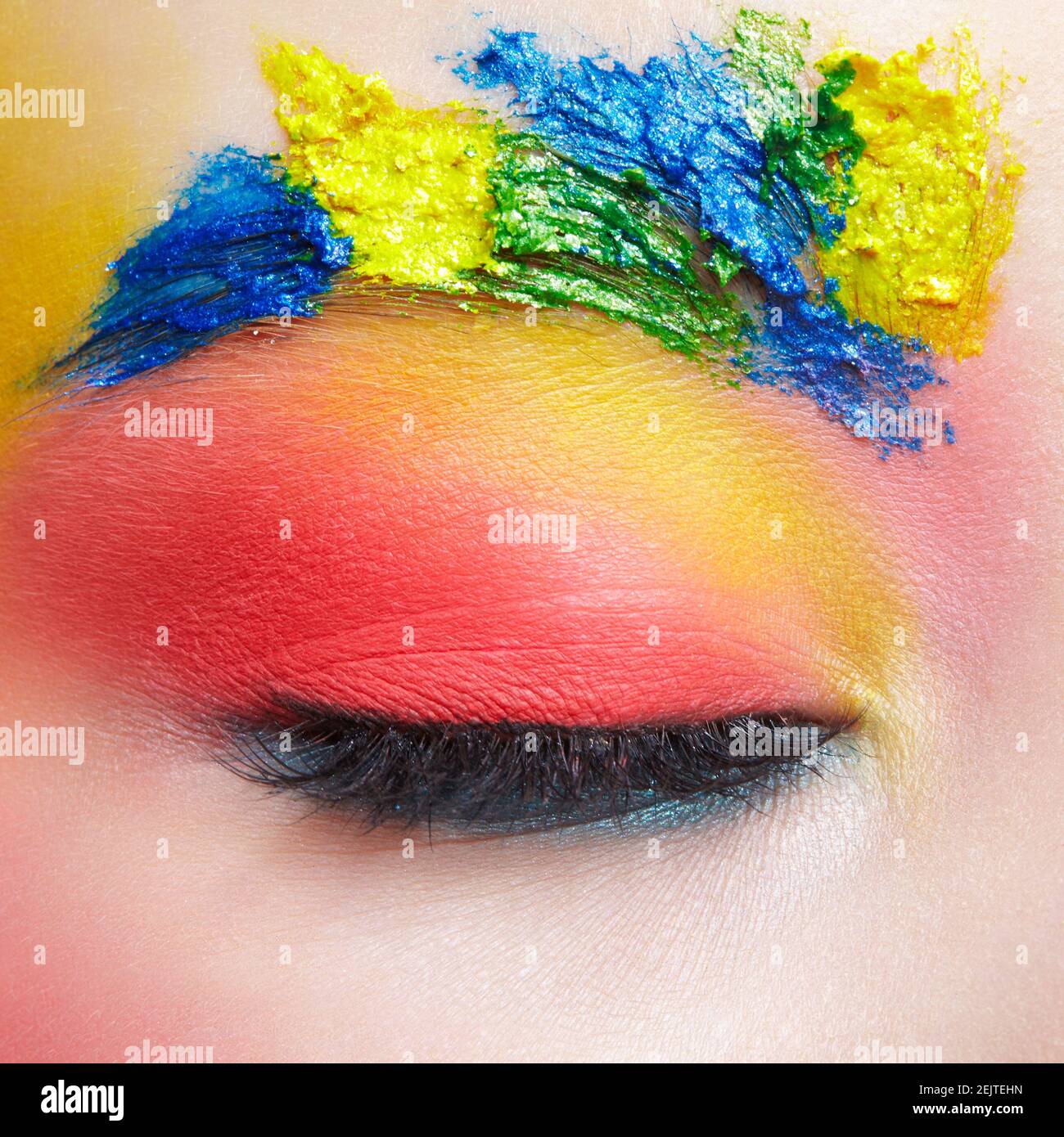 Primo piano macro di chiuso occhio femmina adolescente con arte insolita make-up e pittura viso sulle sopracciglia e intorno agli occhi. Foto Stock