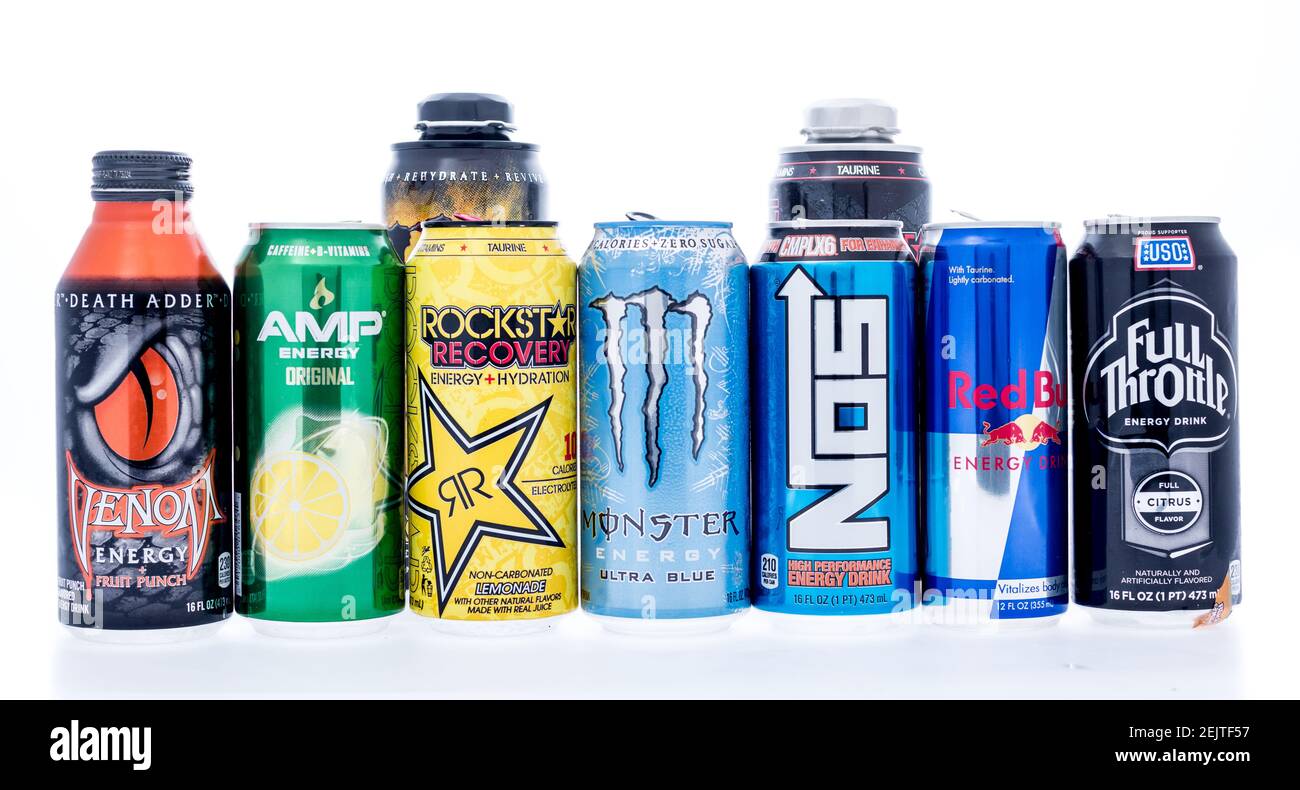 Winneconne, WI - 27 luglio 2015: Alcune delle più grandi bevande energetiche sul mercato dei consumatori. Red Bull, Monster, Amp, Rockstar, Full Throttle, NOS e Veno Foto Stock