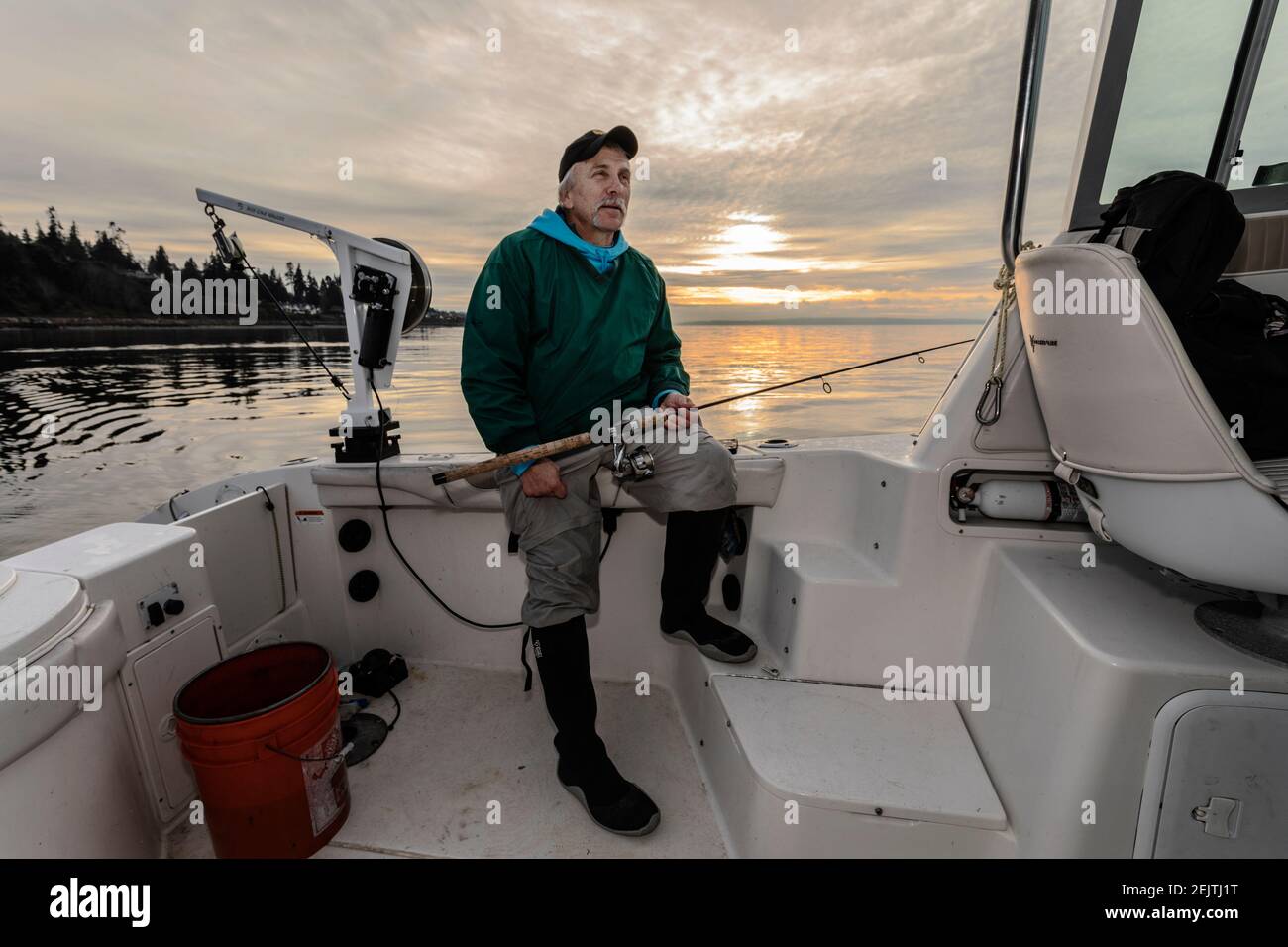 WA20086-00...... WASHINGTON - Phil Russell ci vuole un momento per rilassarsi mentre si pesca calamari sul Puget Sound. Foto Stock