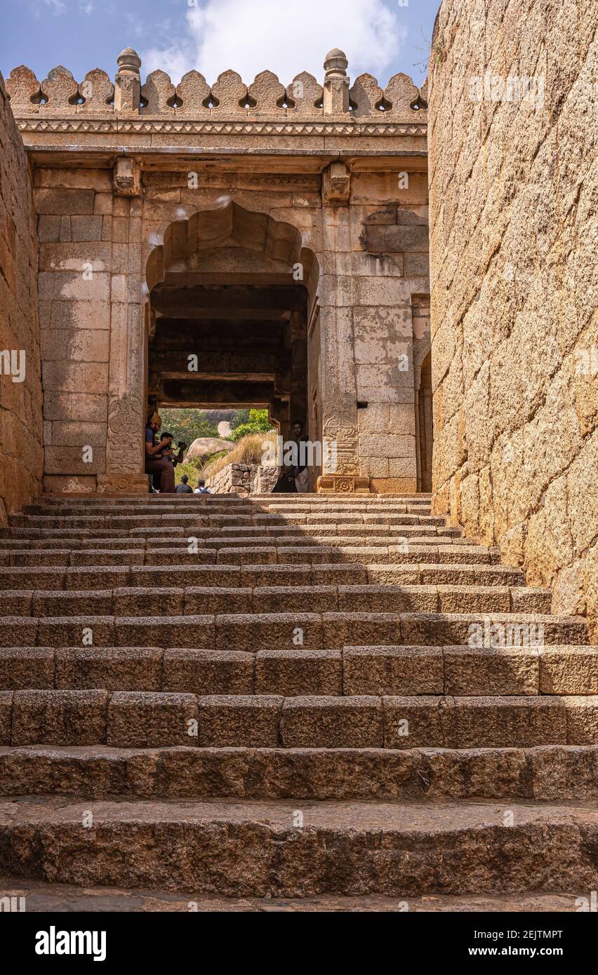 Chitradurga, Karnataka, India - 10 novembre 2013: Fort o Elusuttina Kote. Scalinata in pietra marrone fuori dalla serratura di ingresso al cancello che si apre alle parti interne o Foto Stock