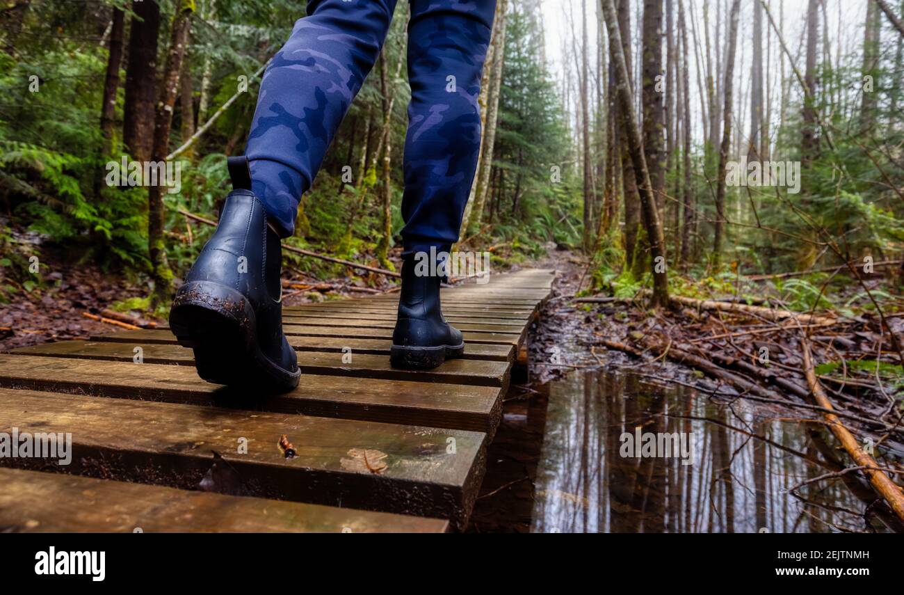 Girl Walking su un percorso mistico nella foresta pluviale Foto Stock