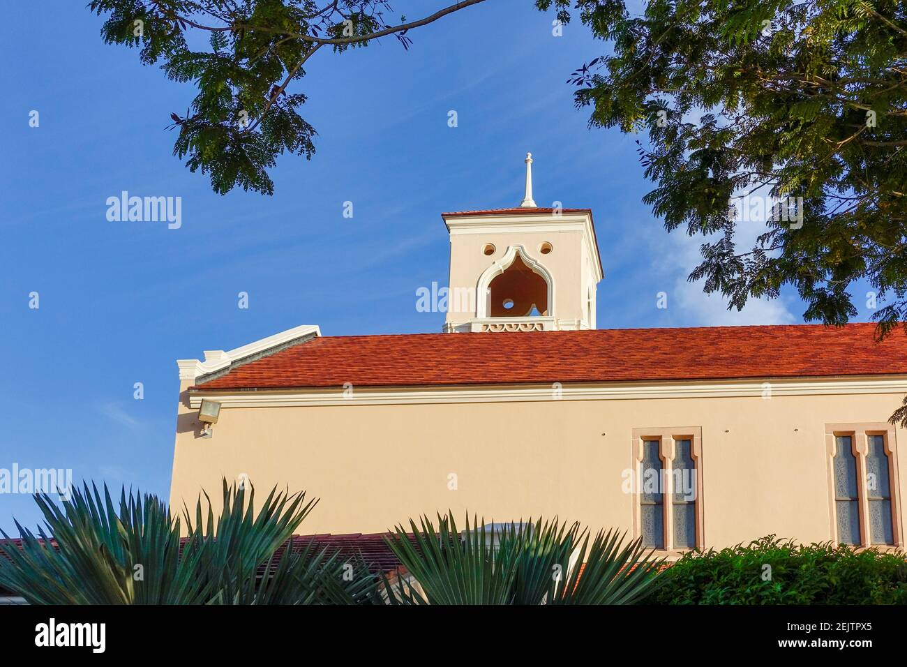 L'architettura in stile spagnolo della prima chiesa metodista unita di Coral Gables in Florida. Foto Stock