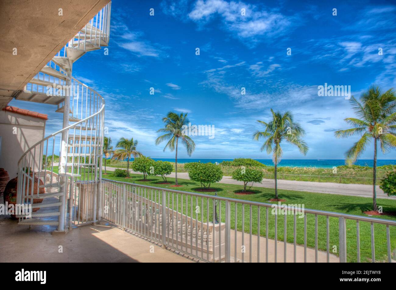 L'Oceano Atlantico ha visto l'ex Surf Club a Surfside, Miami Beach, Florida, ora parte del Four Seasons Hotel. Foto Stock