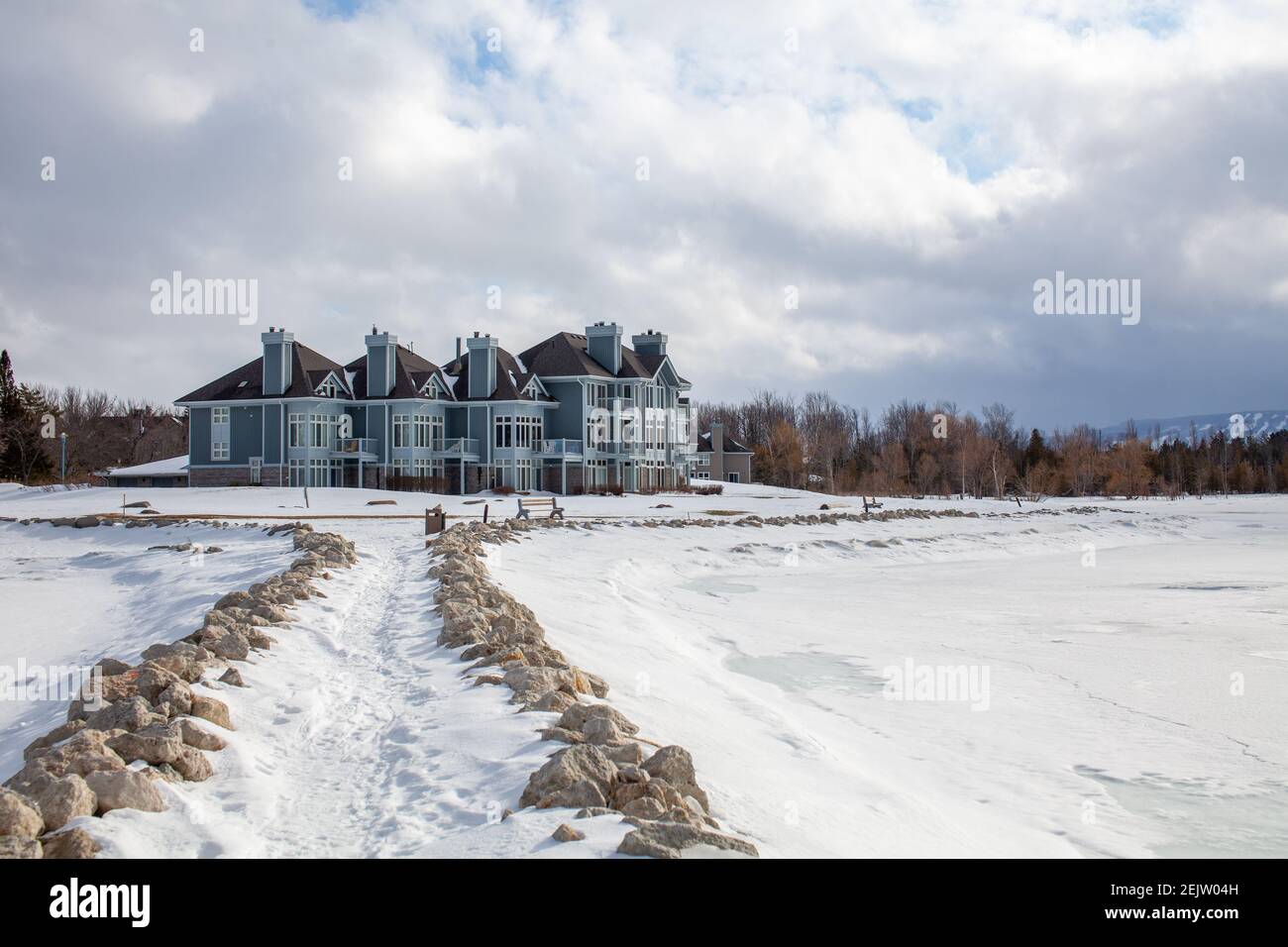 Il Collingwood's Lighthouse Point è un condominio sul lungomare della Georgian Bay, che si affaccia sull'acqua e sulla Blue Mountain. Dispone di sentieri per passeggiate e m Foto Stock