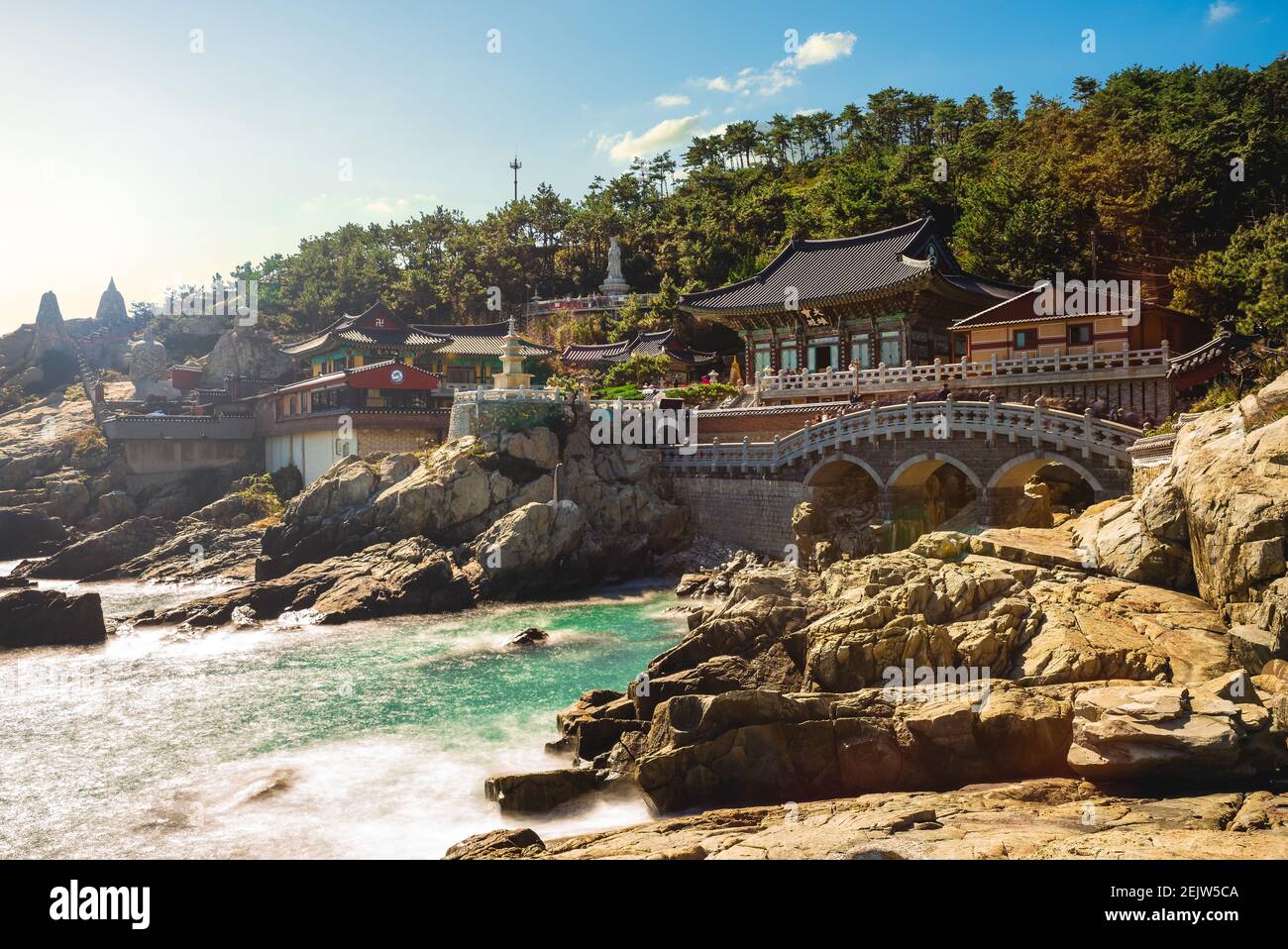 Haedong Yonggung tempio a busan, corea del Sud. Traduzione: Mahavira Hall e Dalfaji Hall Foto Stock
